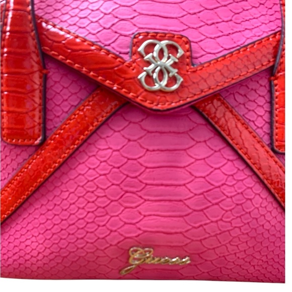 Guess NWOT Hot Pink w Red Faux Alligator Bag, Gold Hardware. - Picture 4 of 11